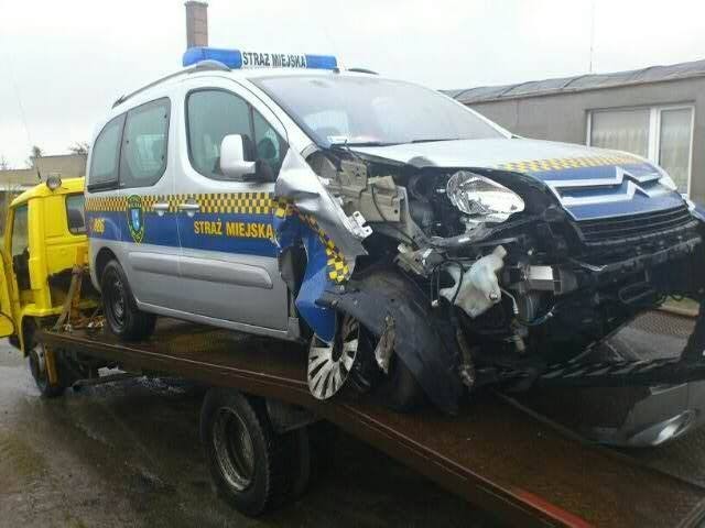 Straż Miejska w Kwidzynie: Funkcjonariusze rozbili swoje służbowe auto