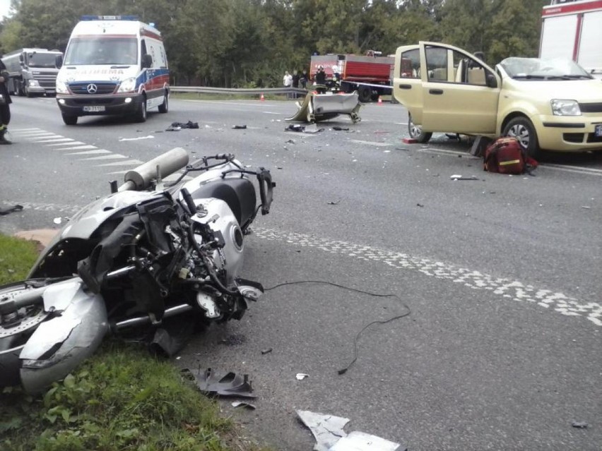 Wypadek w Trzebawiu: Motocykl zderzył się z osobówką