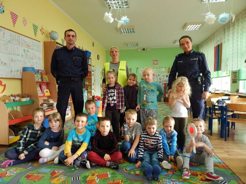 Policjanci z Radziejowa odwiedzili przedszkolaków z ulicy Szkolnej [zdjęcia]
