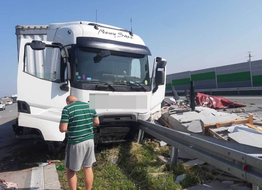 Śmiertelny wypadek na A1 w dwóch miejscach w powiecie piotrkowskim w ciągu pół godziny 1.07.2022. ZDJĘCIA
