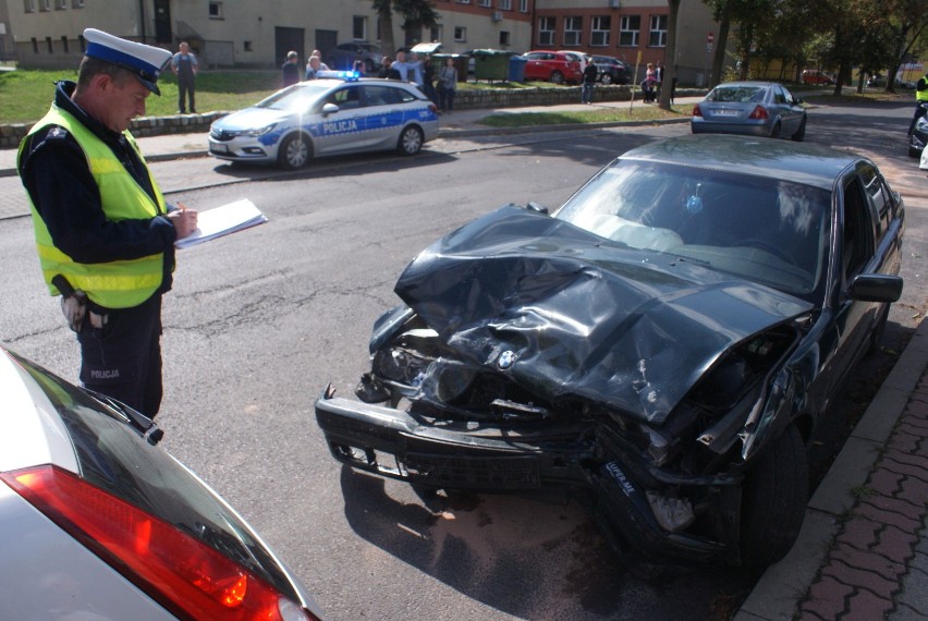 Kolizja na ulicy Widok w Kaliszu. Kierowca BMW skasował trzy auta. ZDJĘCIA