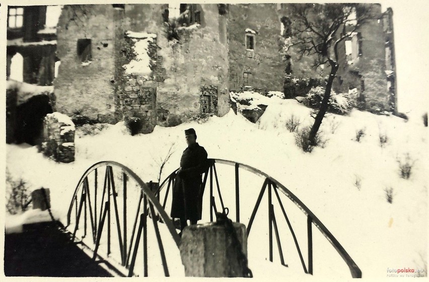 Fotografia z 1940 r. Budynek bramny i most nad fosą zamkową...
