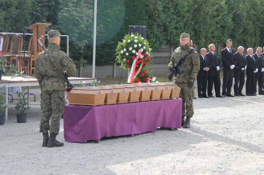 Uroczysty pogrzeb 8 nieznanych żołnierzy z oddziału kpt. Jana Kempińskiego "Błyska" [ZDJĘCIA + FILM]