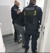 29-latek rzucił się z pięściami na policjantów, żeby chronić młodszego brata