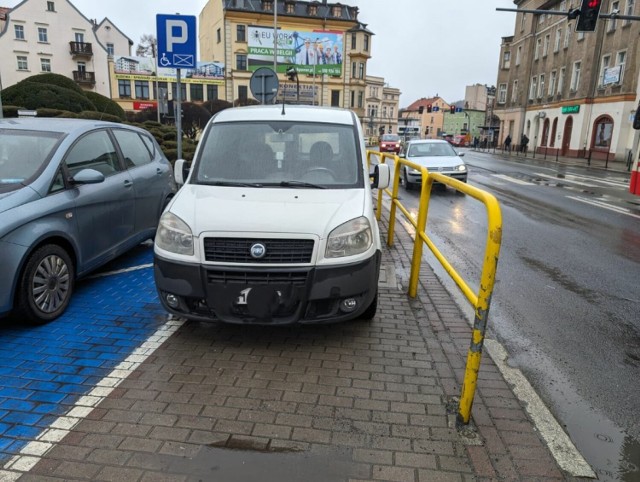 Strażnicy miejscy z Jeleniej Góry pokazali kilka przypadków typowego nieprawidłowego parkowania z powtarzających się  ulic i miejsc: z ulicy Sudeckiej, Krakowskiej, Górnej i placu Niepodległości.
