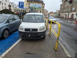 Na chodnikach, wysepkach, miejscach dla osób niepełnosprawnych - kierowcy w Jeleniej Górze parkują gdzie popadnie i... płacą mandaty