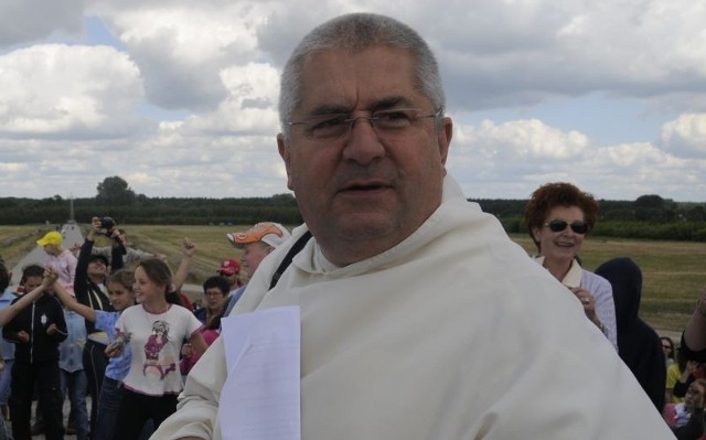- Chcemy nawiązać do katastrofy prezydenckiego samolotu w Smoleńsku - tłumaczy dominikanin ojciec Jan Góra