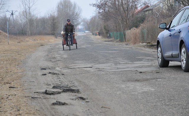 Gdy tylko się ociepli, fragment jezdni ulicy Armii Krajowej zostanie załatany destruktem