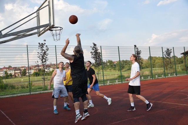 W ubiegłym tygodniu na Orliku w Staszowie odbył się Turniej Koszykówki Ulicznej 3X3 organizowany przez Ośrodek Sportu i Rekreacji w Staszowie. Oprócz drużyn ze Staszowa w zmaganiach udział wzięły jeszcze ekipy z Połańca i Oleśnicy. W sumie na starcie pojawiło się 7 teamów. 

O ile koszykówka w wersji halowej jest sportem z długoletnią historią, tak streetball, to młoda, ale bardzo widowiskowa dyscyplina! Jest szybka, kontaktowa, z częstą zmianą przeciwnika i rozgrywana na jeden kosz. Zespoły liczą trzech zawodników na boisku, plus zawodnik rezerwowy. Pomimo tego, mecze nie tracą absolutnie nic ze swojej efektowności i dynamiki i obfitują w wiele pojedynków 1-na-1 oraz zagrań dwójkowych.

Wśród mężczyzn najlepszą drużyną były Stare Wygi. Na pozycji drugiej uplasowała się drużyna Piorun, a na trzeciej Amatorka. Czwarte miejsce zajęła drużyna Byle Co. W rywalizacji kobiet pierwsze miejsce zajęła drużyna Team Pieczonogi. Drugie miejsce zajęła My Trzy a trzecie Trzy i Pół. Najlepszym Zawodnikiem został Grzegorz Grzesik.

Na kolejnych slajdach zobaczycie jak przebiegał turniej>>>