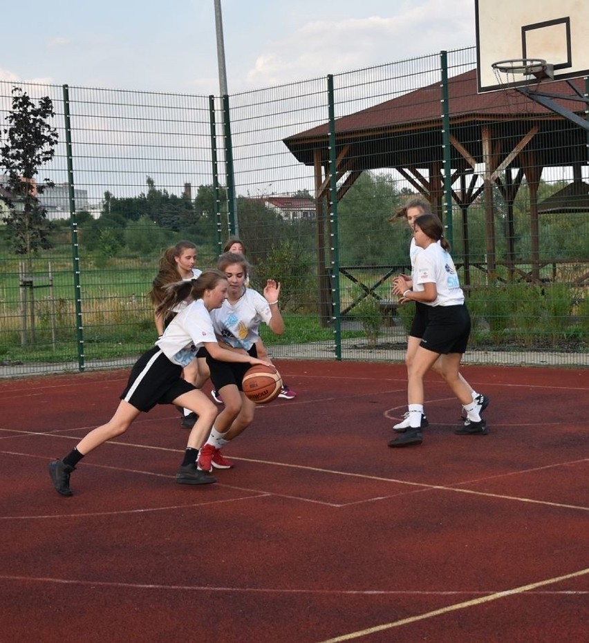 Turniej Koszykówki Ulicznej w Staszowie. Rywalizowało 7 drużyn (DUŻO ZDJĘĆ)  