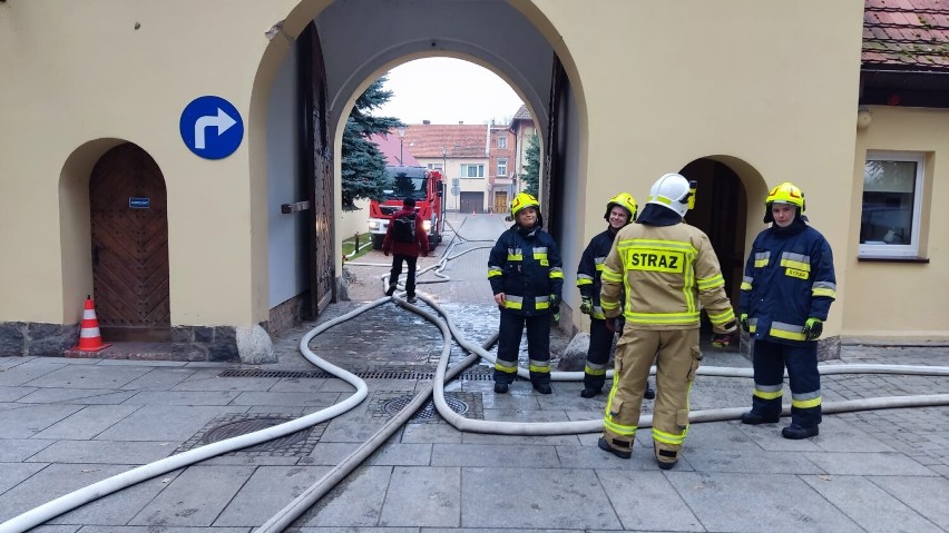 Strażacy i  ewakuacje pacjentów  w centrum rehabilitacyjnym  w Osiecznej. Ćwiczenia z udziałem jednostek z powiatu [ZDJĘCIA]
