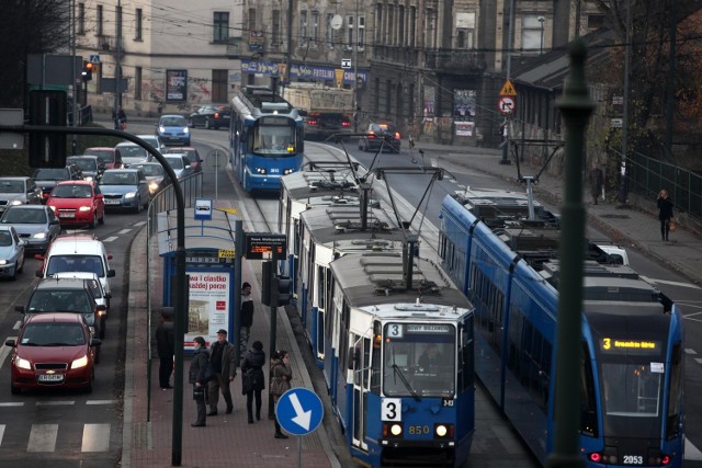 Wyjaśnia, że awaria spowodowała też korek na ul. Starowiślnej w ubiegły piątek. Jego zdaniem, stało się tak, bo system ustawia sygnalizację świetlną na przejazd określonej liczby pojazdów na godzinę. Jeżeli na trasę dodatkowo kierowane są tramwaje korzystające z objazdu, przejazd zaraz się korkuje.