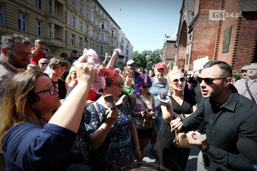 Chcieli powiesić buciki, żeby upamiętnić ofiary pedofilii. Zostali zablokowali. Awantura przed kościołem [ZDJĘCIA, WIDEO]