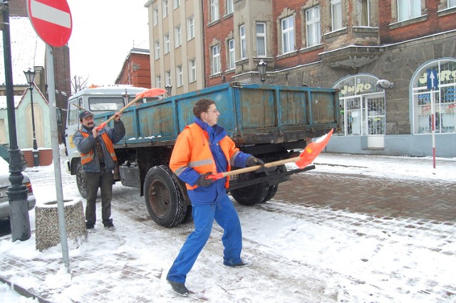 Odśnieżanie ulic, chodników - to dziś główne zadanie pracowników ZUK...