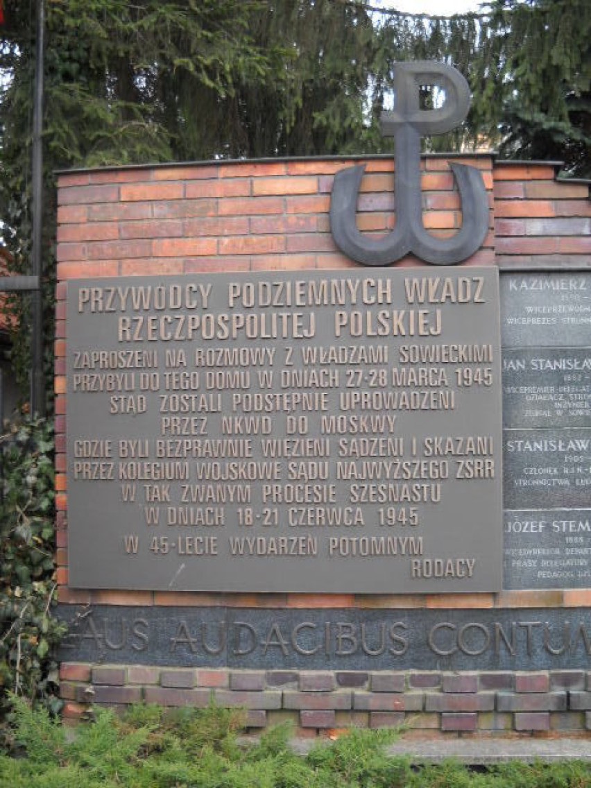 Tablica i kotwica z Pomnika szesnastu w Pruszkowie