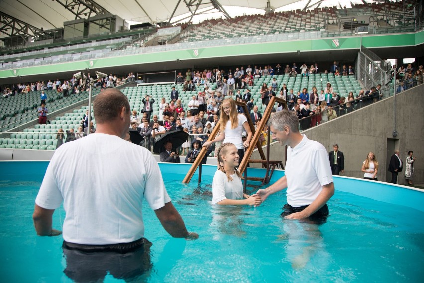 Kongres Świadków Jehowy 2018 w Warszawie. Tłumy czekały na chrzest na stadionie Legii [ZDJĘCIA]