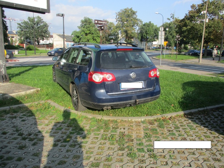 Mistrzowie parkowania w Płocku. Kierowcy uchwyceni przez Straż Miejską [ZDJĘCIA]