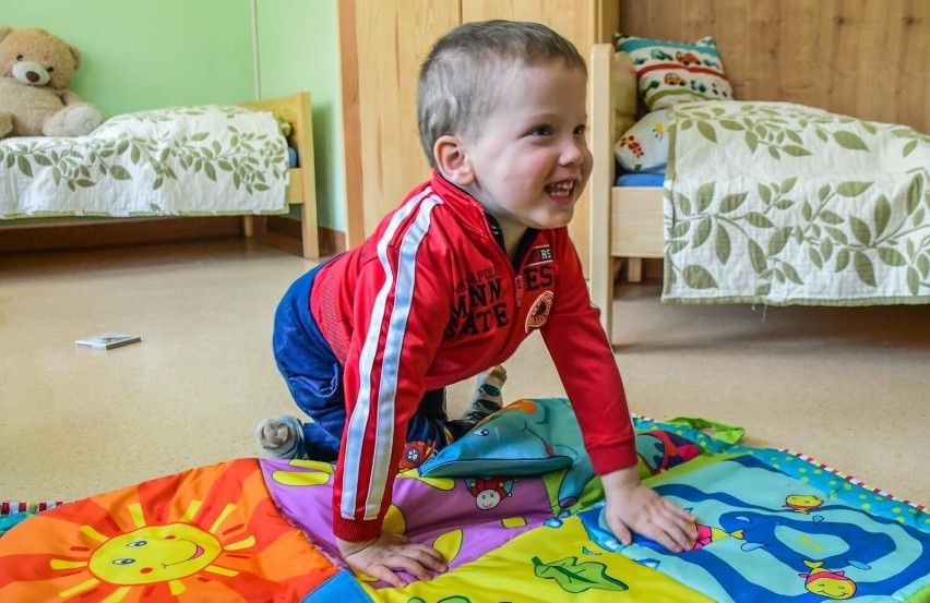 Maciuś ma świetną opiekę w DPS "Słoneczko", uwielbia bawić...