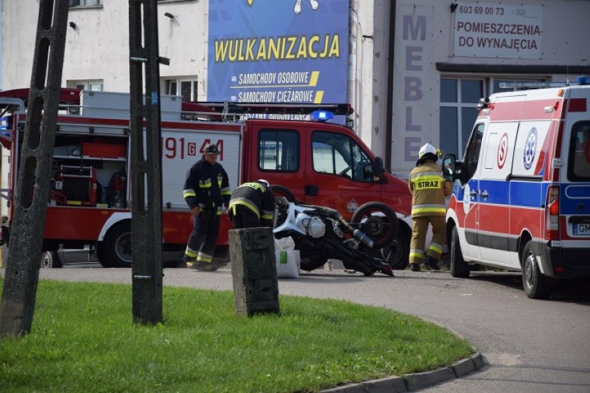 Nowy Dwór Gdański. Zderzenie auta osobowego z motocyklem przy ul. Jantarowej
