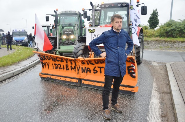 Protest rolników pod Piotrkowem 5.08. 2021. Zablokowali traktorami rondo u zbiegu dróg S8 i DK12 i zapowiadają blokady w całym kraju ZDJĘCIA