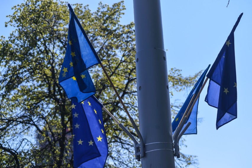 Komu przeszkadzają unijne flagi w Gdańsku? [ZDJĘCIA]