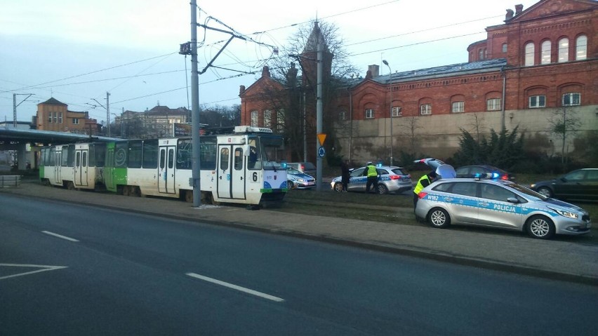 Śmiertelny wypadek na Nabrzeżu Wieleckim w Szczecinie. Mężczyzna wpadł pod tramwaj [zdjęcia]