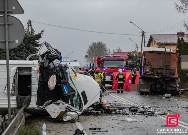 Do wypadku doszło na DK 75 w Czchowie. Dwie osoby nie żyją, a osiem zostało rannych