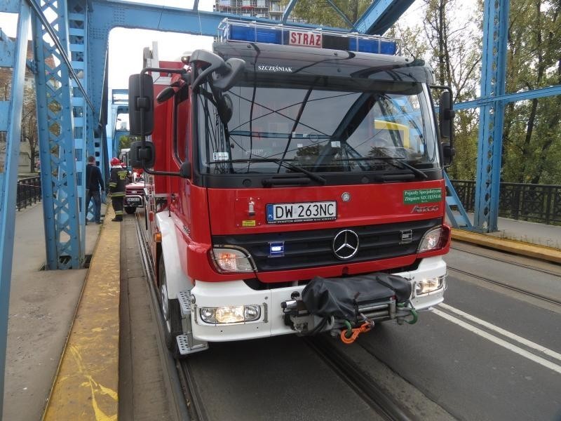 Wrocław: Straż ratowała mężczyznę leżącego pod mostem Sikorskiego (ZDJĘCIA)