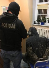 Złodziej samochodów przed policją schował się w lesie [WIDEO]