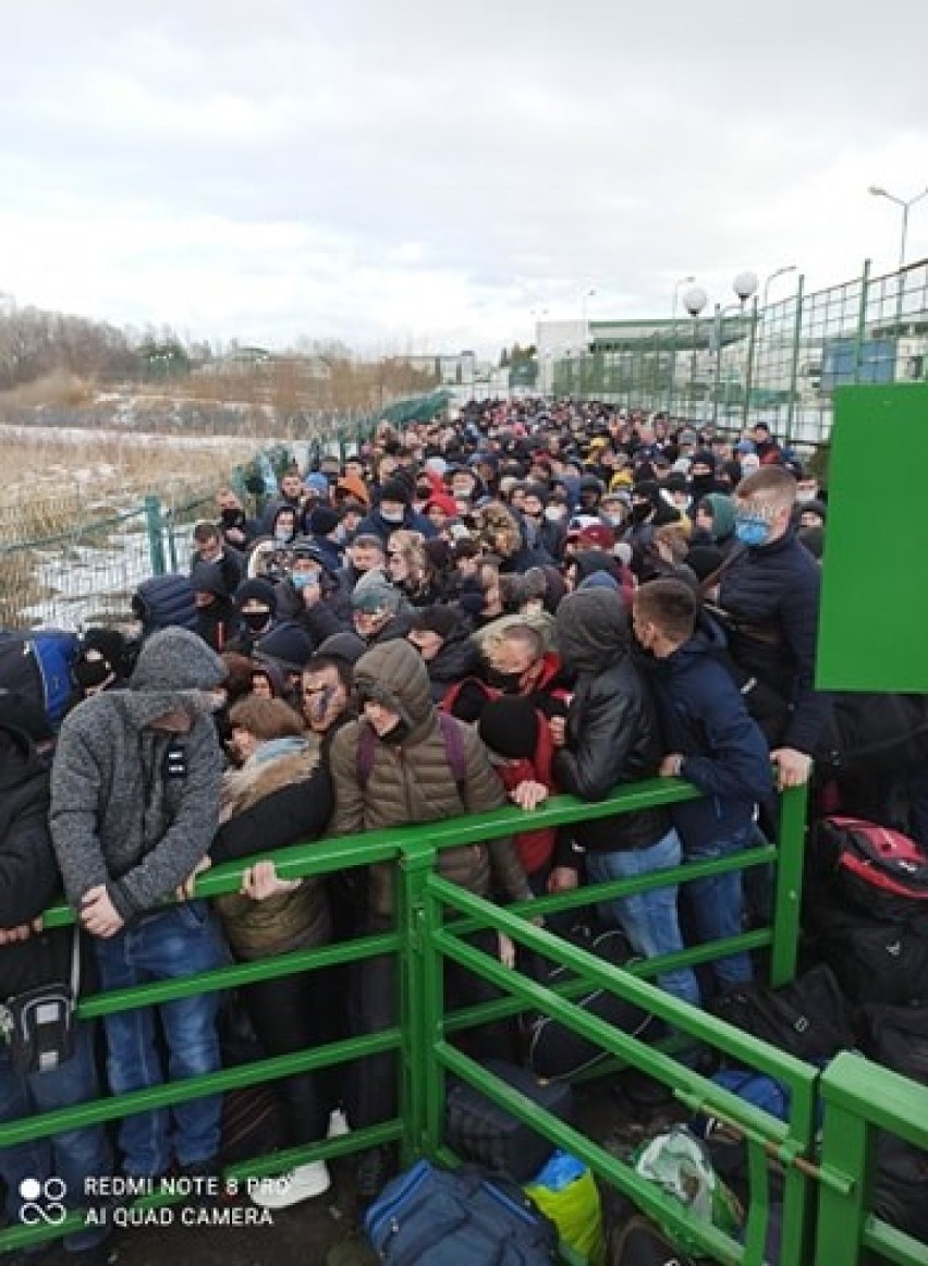 Ogromna kolejka podróżnych po ukraińskiej stronie przejścia...
