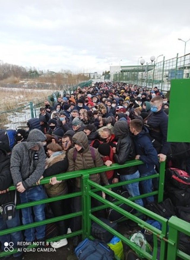 Ogromna kolejka podróżnych po ukraińskiej stronie przejścia granicznego Szeginie-Medyka.