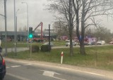 Pożar w Pucku (25.04.2022). Zapalił się gabinet dentystyczny. Ogień w pawilonie na ul. Żarnowieckiej gasili m.in. strażacy z Pucka | ZDJĘCIA