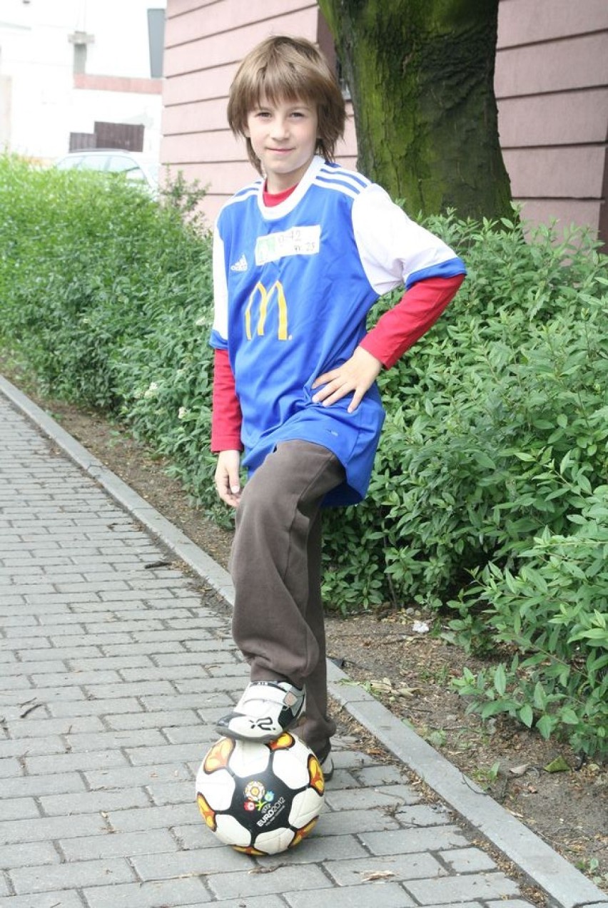 Wiktor Łukasik w "Dziecięcej Eskorcie McDonald's "podczas Euro 2012 [wideo]