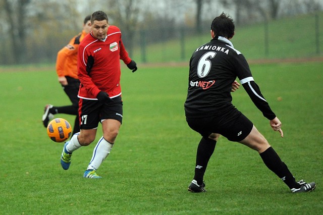 Patryk Kaszczyszyn (przy piłce) dwukrotnie w sobotę przechytrzył defensywę Kamionki.