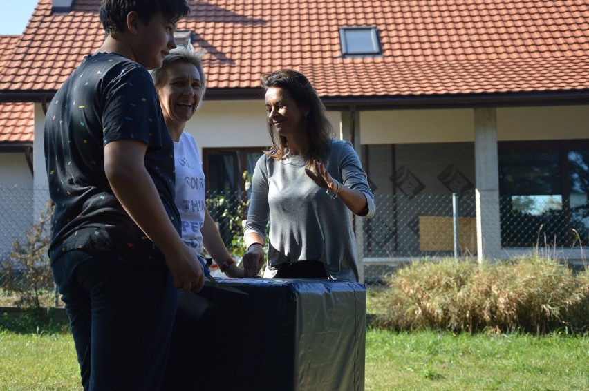 Budowali budki na zimę dla kotów wolno żyjących