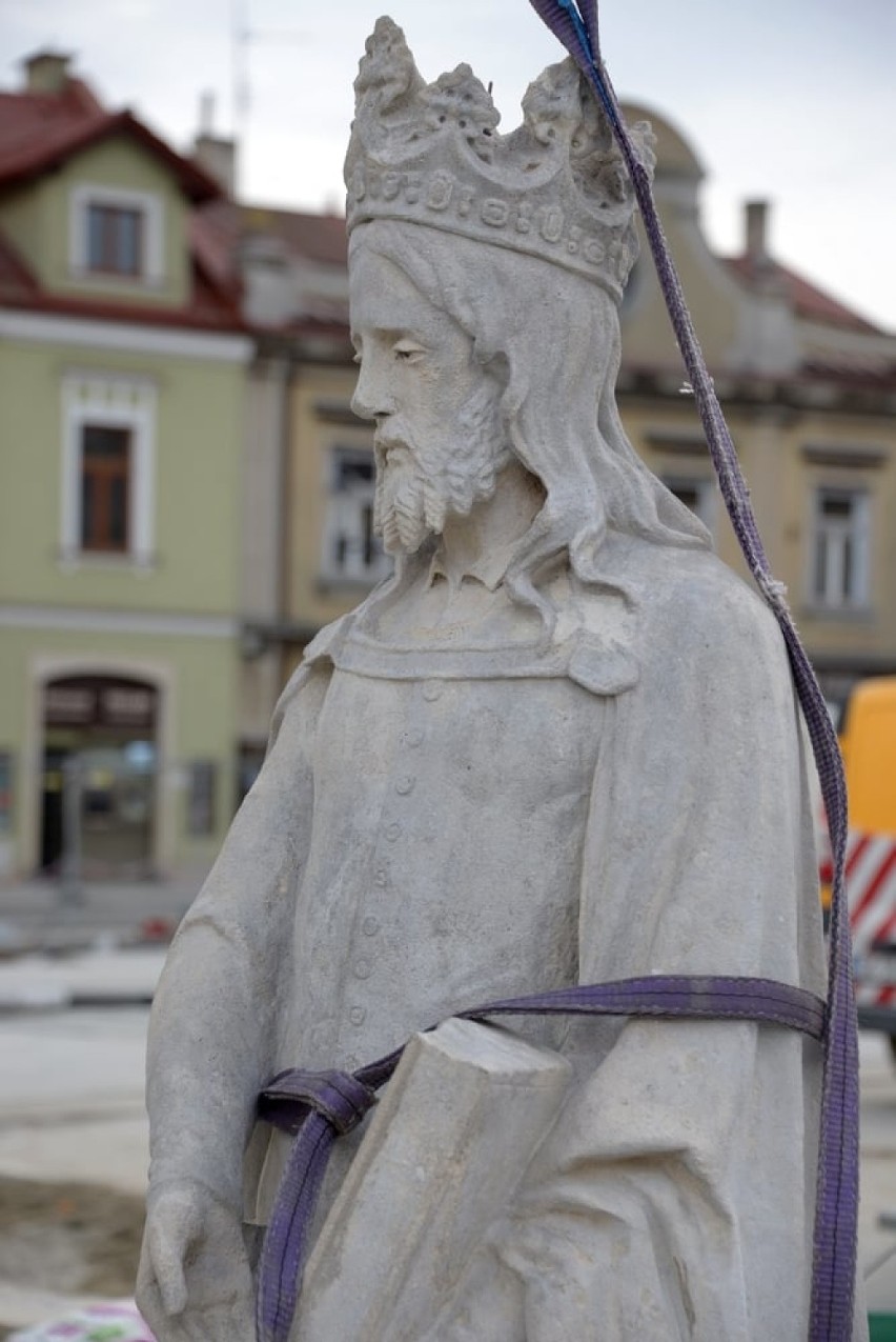 Odnowiony pomnik króla Kazimierza Wielkiego powrócił na...