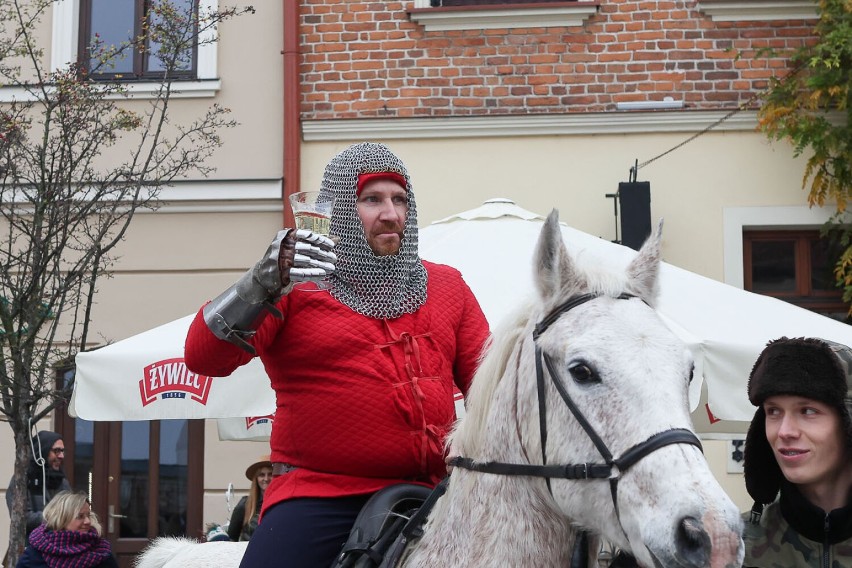 Święto wina i dobrej kuchni w Tarnowie. Przemarsz orszaku za św. Marcinem na koniu rozpoczął Wielkie Tarnowskie Dionizje rozpoczęte!