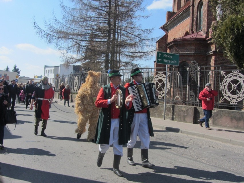 Czerniejewo: tradycyjny pochód z niedźwiedziem zgromadził tłumy