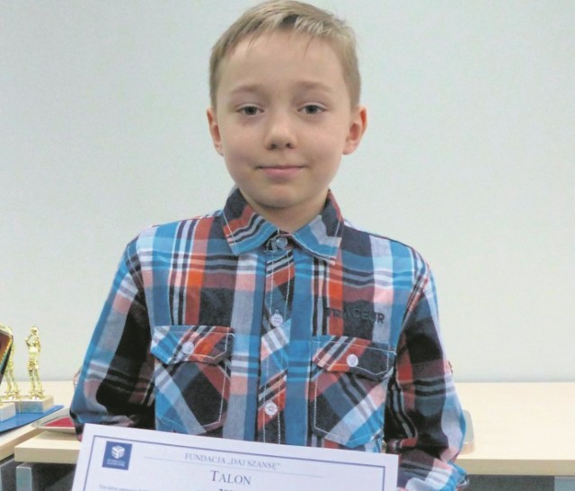 Jakub Jedynak, utalentowany 10-letni szachista ze Skarżyska z nagrodą od Fundacji Daj Szansę - bonem na 200 złotych.