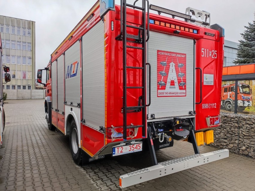 Nowy wóz strażacki dla Komendy Powiatowej PSP w Radomsku. Zobacz zdjęcia 
