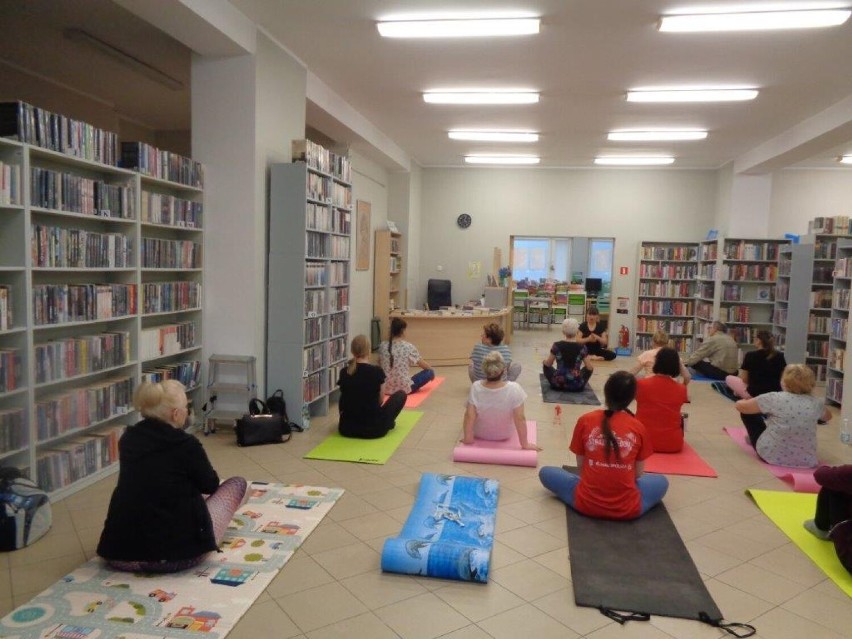 Dzień Kobiet 2023 w Inowrocławiu. To były zajęcia jogi dla pań w filii biblioteki nr 1 w ramach cyklu "Spokojny umysł - silne ciało" 