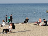 Kołobrzeskie lato jesienią. Tłumy na plaży niedaleko Ekoparku Wschodniego [ZDJĘCIA]