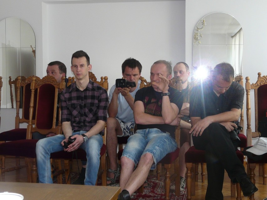 Jakie tematy poruszono na konferencji prasowej w Wieruszowie?