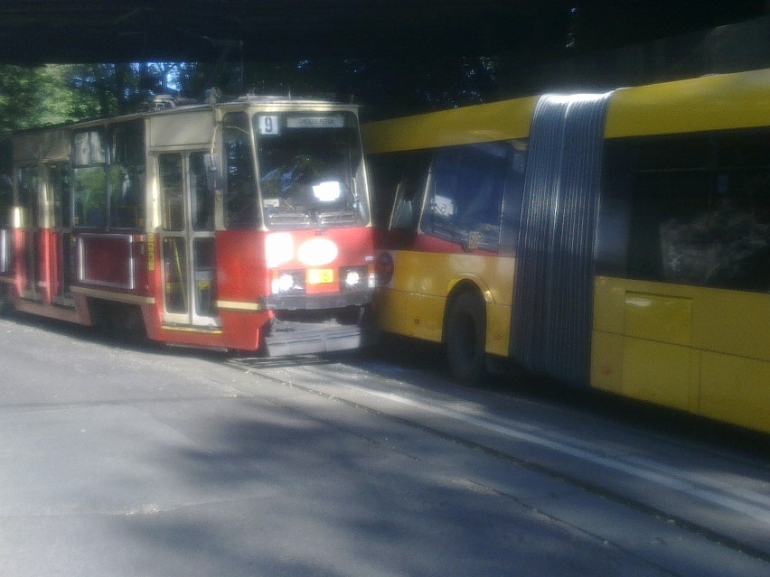 Zderzenie autobusu z tramwajem