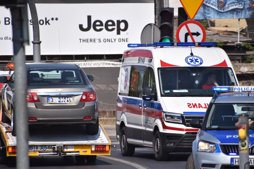 Wypadek przy kościele Św. Rocha. Dachowanie na al. Piłsudskiego w Białymstoku. Wypadek zakorkował centrum 