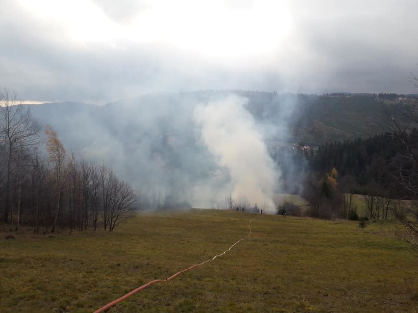 Pożar w Zwardoniu, gaszenie było bardzo trudne. Dom znajdował się wysoko na zboczu góry [ZDJĘCIA]