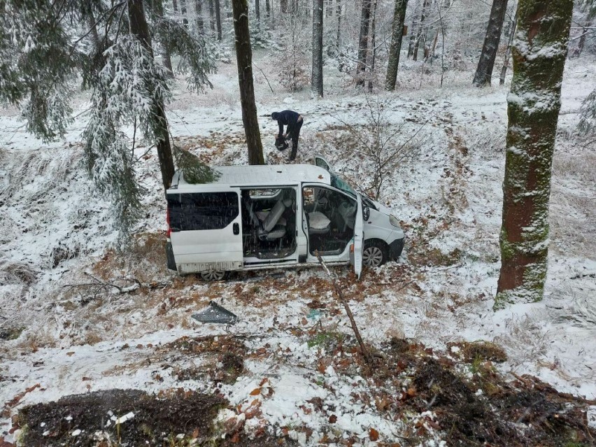 Wypadek na trasie między Świeradowem Zdrojem a Szklarską Porębą. Bus z pasażerami wypadł z trasy i dachował