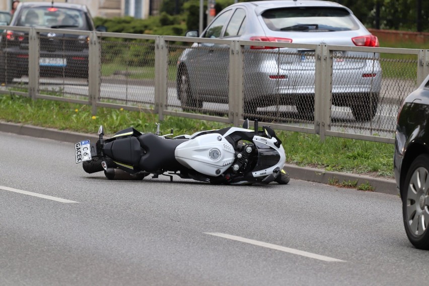 Kolizja z udziałem motocyklisty na Roosevelta w Inowrocławiu [zdjęcia]