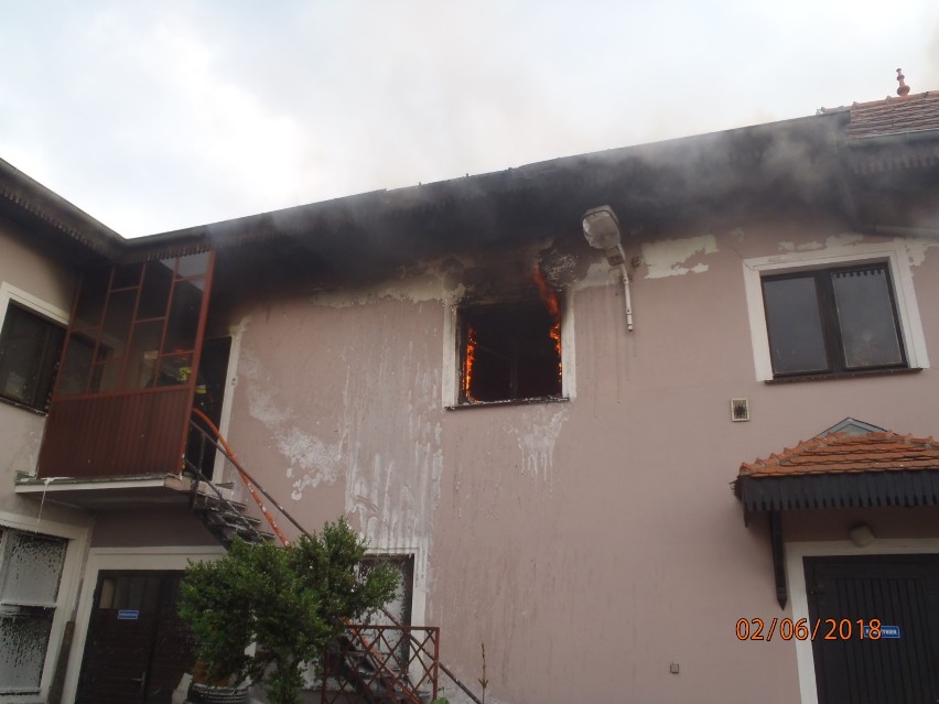 STRAŻACY W AKCJI: Siedem zastępów Straży Pożarnej walczyło z pożarem stolarni w Krotoszynie [ZDJĘCIA]