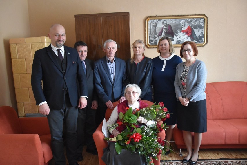 Pani Helena Wyrwa obchodziła 99-te urodziny. Jubilatkę odwiedziła delegacja grodziskiego ratusza [ZDJĘCIA]